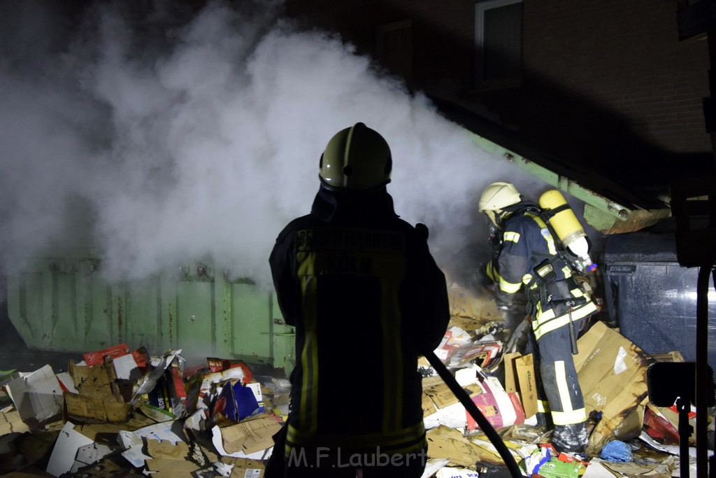 Feuer Papp Presscontainer Koeln Hoehenberg Bochumerstr P286.JPG - Miklos Laubert